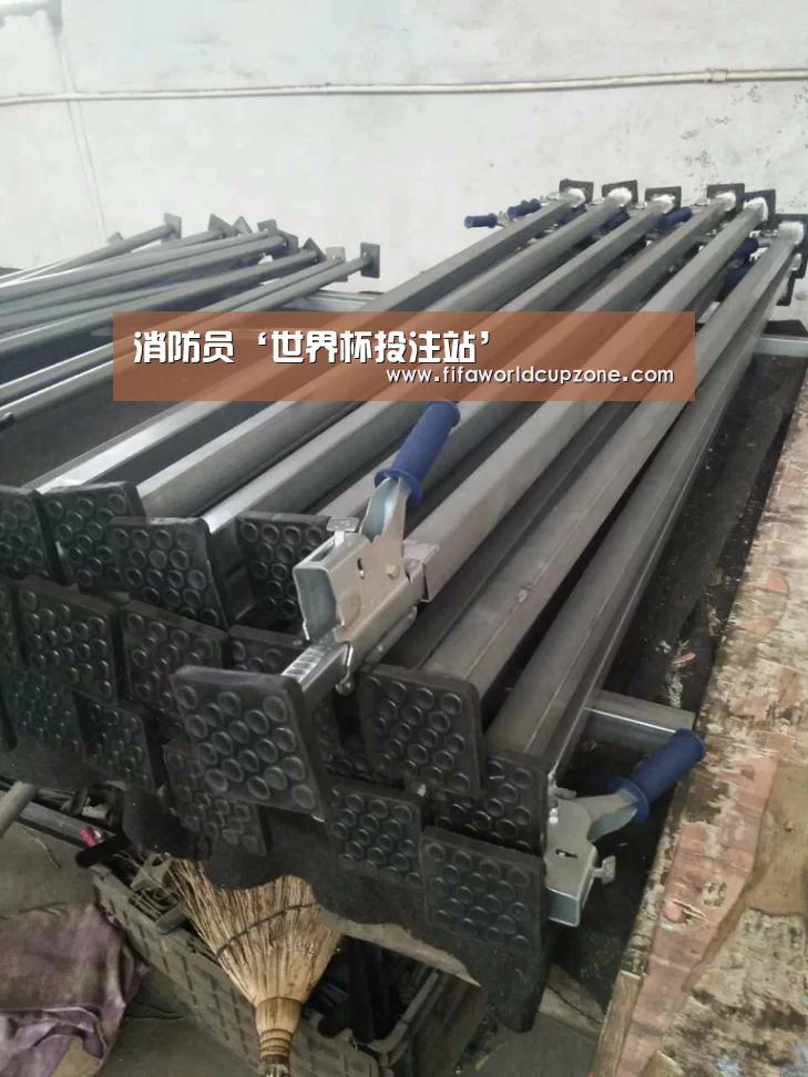 消防员‘世界杯投注站’(图2) 世界杯投注站